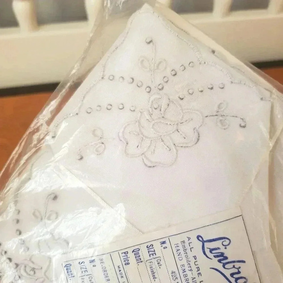 Linbro Pure Linen Tea Napkins 4 CT Hand Embroidered Scalloped Edge - Picture 4 of 11